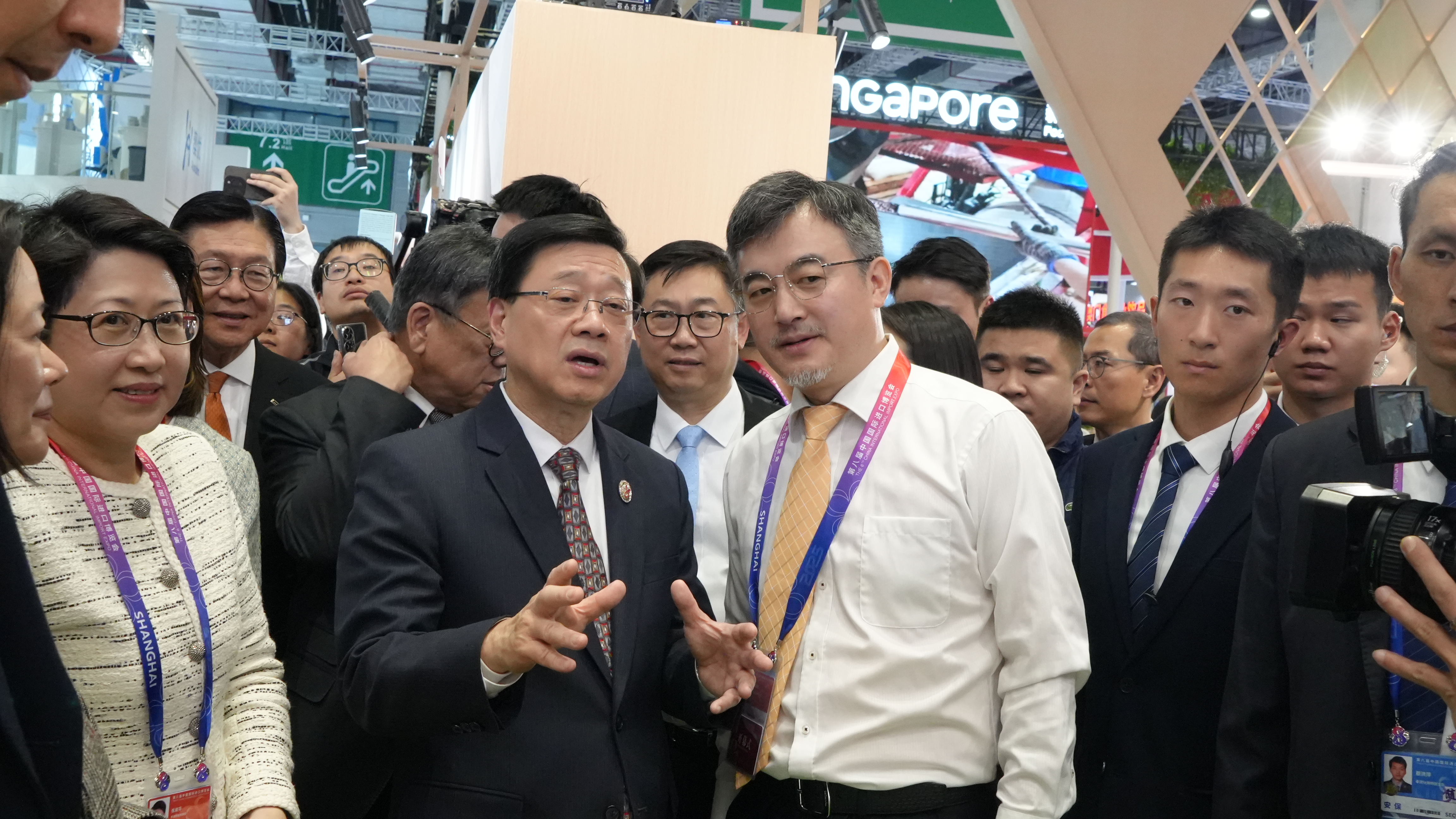 香港特首李家超視察進博會香港美食館 與小主执行董事親切交流