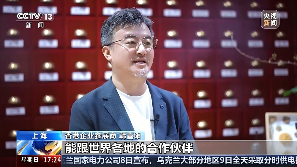 小主執行董事韓喜陽在第八屆進博會現場接受央視新聞的媒體採訪